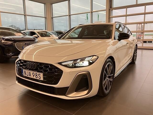 Glaciärvit metallic Begagnad 2025 Audi A5 S-Line Kombi | 599 000 kr - Bild 1/4