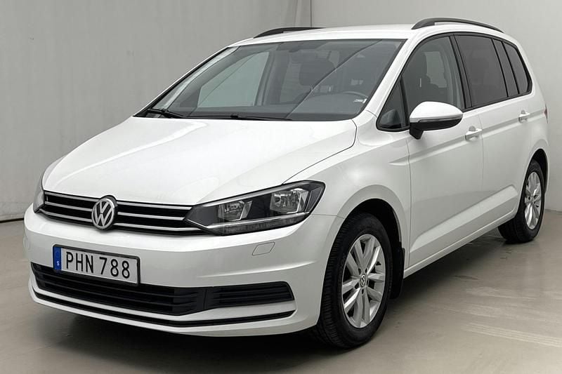 Vit Begagnad 2017 VW Touran Minibuss | 186 000 kr (Superpris) - Bild 1/4