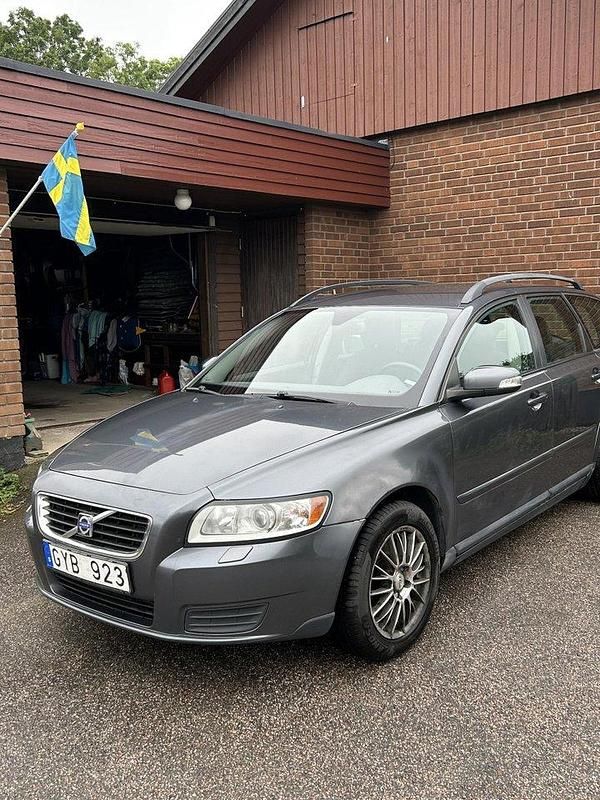 Grå Begagnad 2008 Volvo V50 Kinetic Kombi | 20 500 kr (Dyr) - Bild 1/2