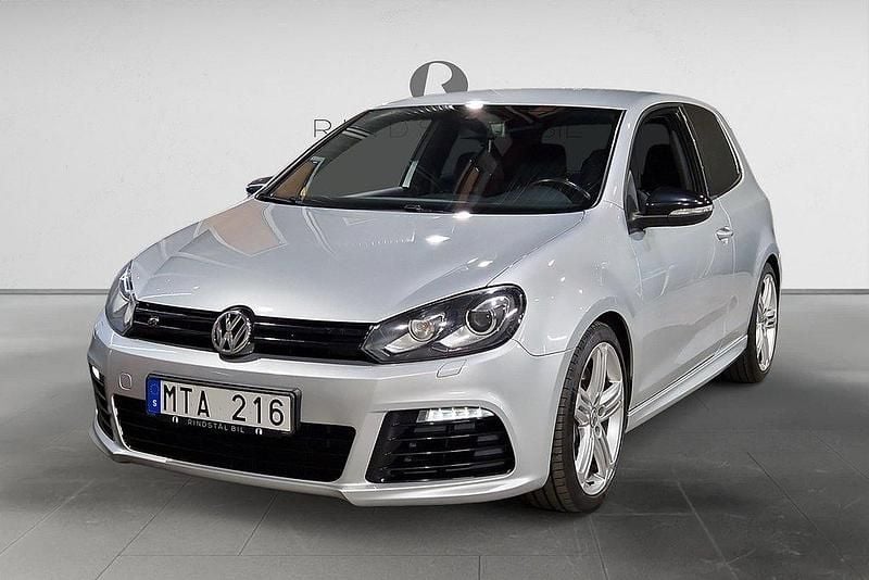 Silver Begagnad 2012 VW Golf VII R Halvkombi | 164 900 kr (Superpris) - Bild 1/3