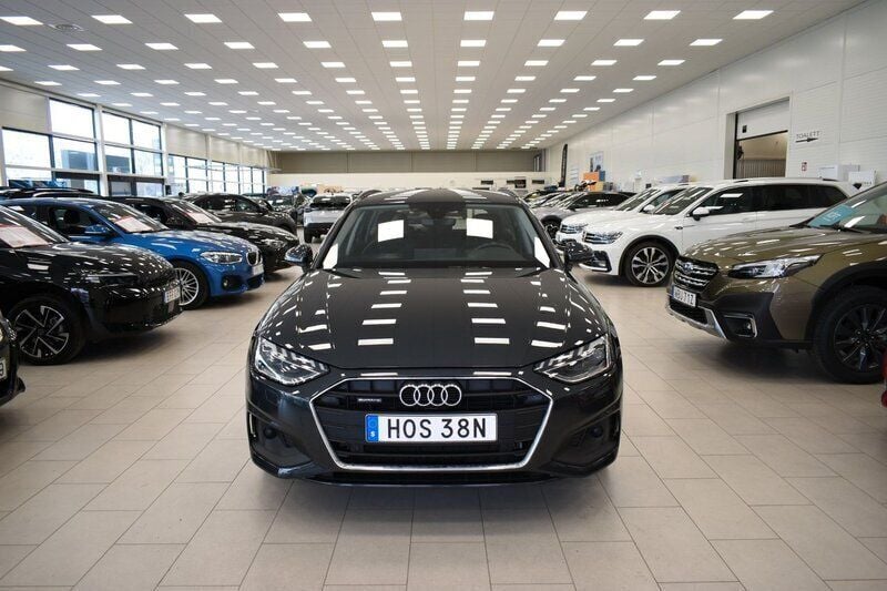 Mörkgrå (gråmetallic) Begagnad 2022 Audi A4 Kombi | 339 900 kr (Marknadspris) - Bild 1/4