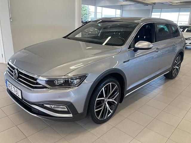 Silver (pyrit silver metallic) Begagnad 2023 VW Passat Alltrack Kombi | 349 900 kr (Marknadspris) - Bild 1/3