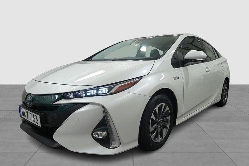 Vit Begagnad 2018 Toyota Prius Plug-in Hybrid Halvkombi | 199 900 kr (Marknadspris) - Bild 1/4