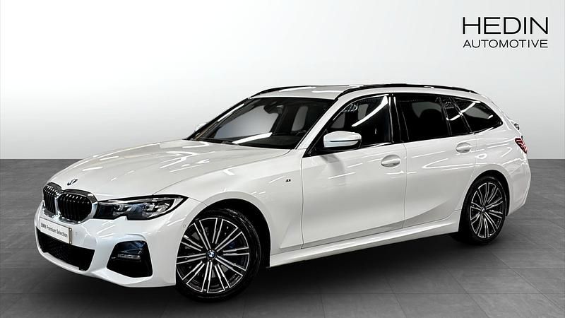 Vit (white) Begagnad 2020 BMW 330 M Sport Kombi | 368 700 kr (Bra pris) - Bild 1/4
