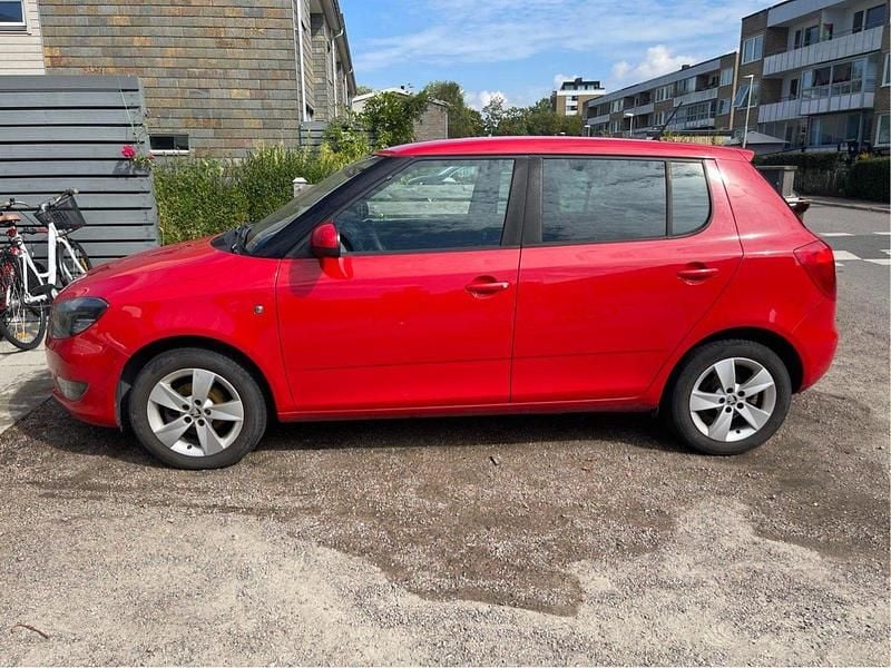 Röd Begagnad 2015 Skoda Fabia Ambiente Halvkombi | 72 000 kr (Dyr) - Bild 1/4