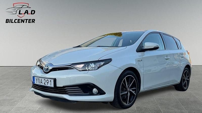 Vit Begagnad 2017 Toyota Auris Hybrid Comfort Halvkombi | 129 800 kr (Marknadspris) - Bild 1/4