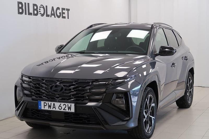 Grå Begagnad 2024 Hyundai Tucson SUV | 459 000 kr (Dyr) - Bild 1/4