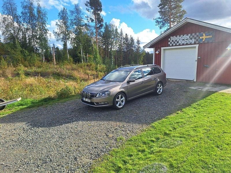 Brun Begagnad 2011 VW Passat Kombi | 56 000 kr (Marknadspris) - Bild 1/3