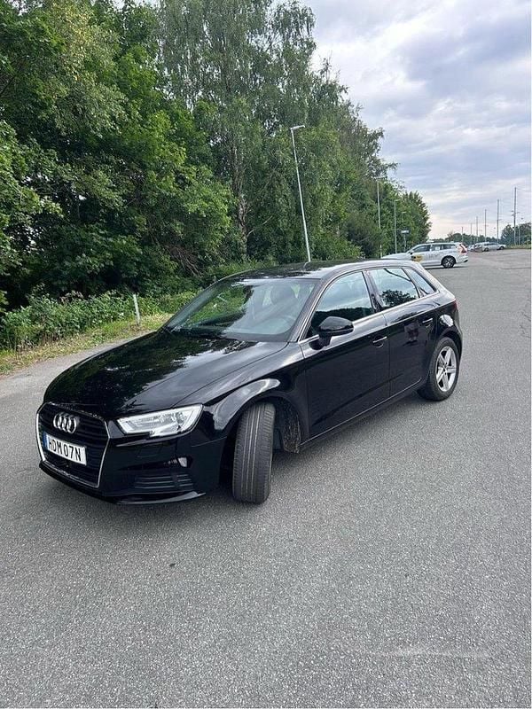 Svart Begagnad 2020 Audi A3 Sportback Comfort Halvkombi | 210 000 kr (Marknadspris) - Bild 1/4
