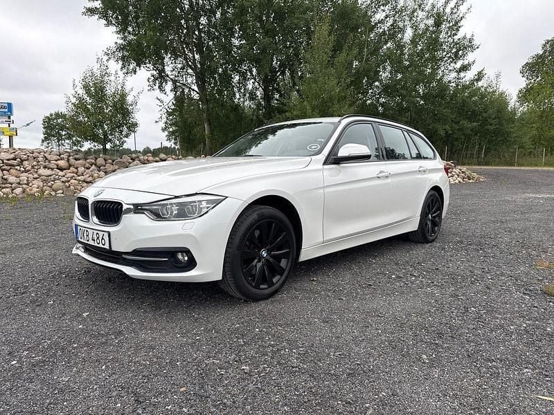Vit Begagnad 2016 BMW 320 Sport Line Kombi | 165 000 kr (Marknadspris) - Bild 1/4