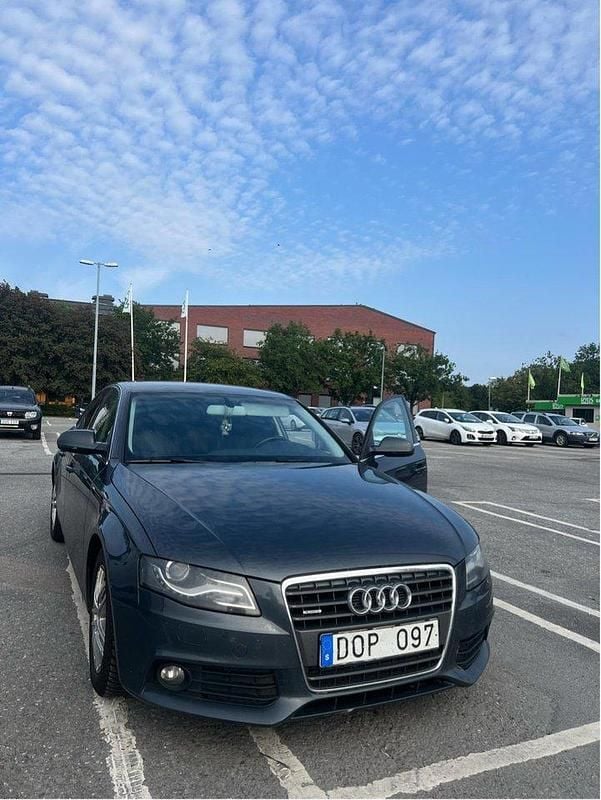 Grå Begagnad 2010 Audi A4 Sedan | 69 499 kr (Marknadspris) - Bild 1/4