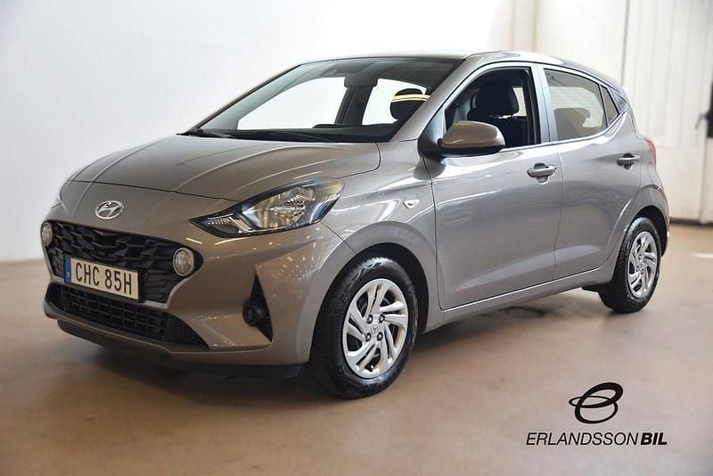 Grå Begagnad 2022 Hyundai i10 Essential Halvkombi | 129 900 kr (Marknadspris) - Bild 1/4