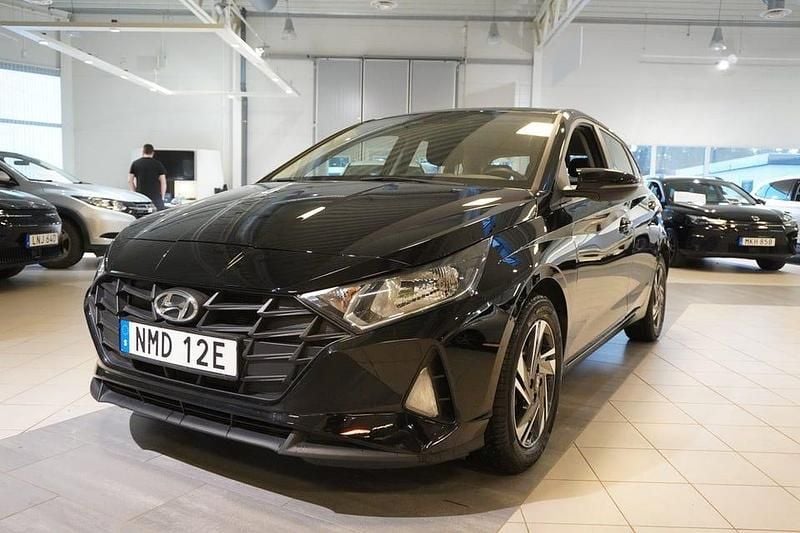 Svart Begagnad 2023 Hyundai i20 Essential Halvkombi | 179 000 kr (Marknadspris) - Bild 1/4