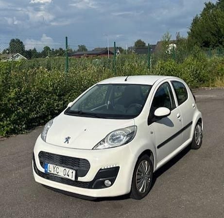 Vit Begagnad 2013 Peugeot 107 Halvkombi | 34 900 kr (Marknadspris) - Bild 1/4