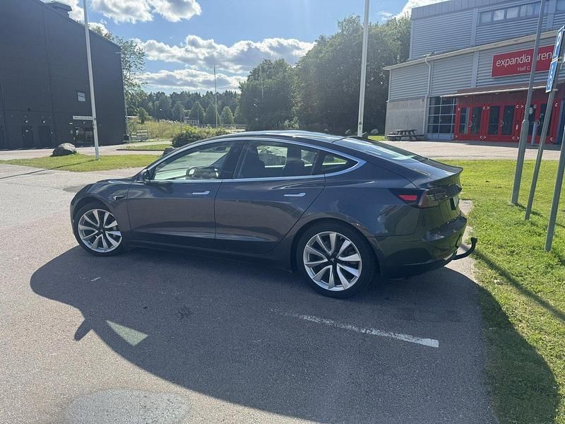 Grå Begagnad 2019 Tesla Model 3 Long Range Sedan | 240 000 kr (Marknadspris) - Bild 1/4