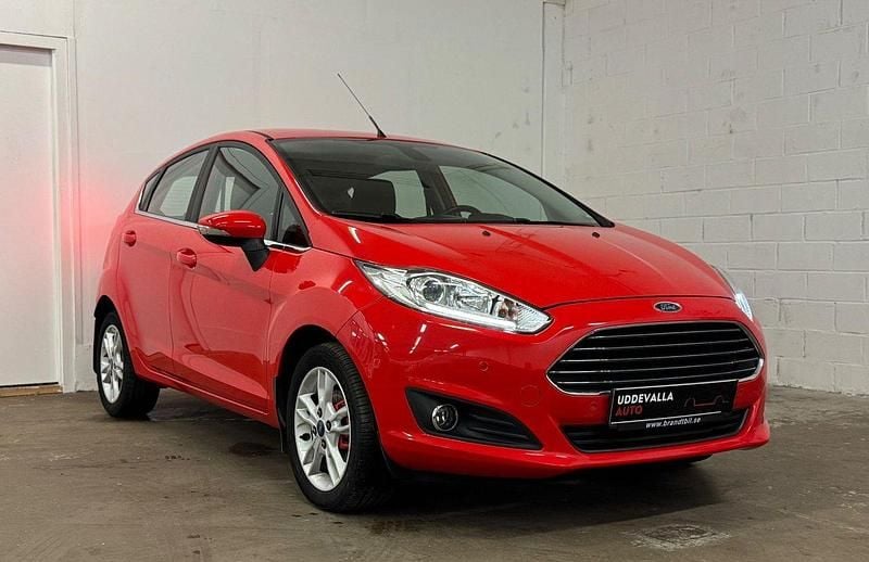 Röd Begagnad 2016 Ford Fiesta Titanium Halvkombi | 77 900 kr (Marknadspris) - Bild 1/4