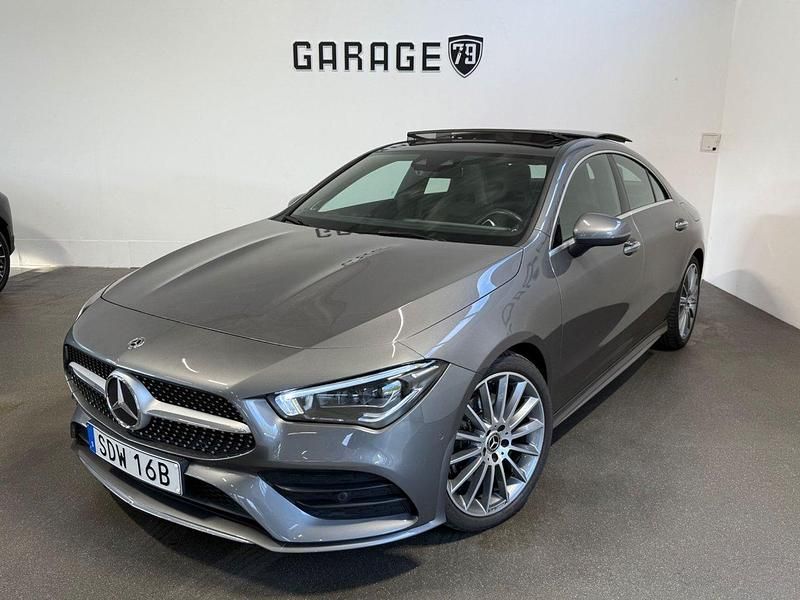 Mörkgrå (grå) Begagnad 2019 Mercedes CLA200 AMG Sportkupé | 309 900 kr (Marknadspris) - Bild 1/4
