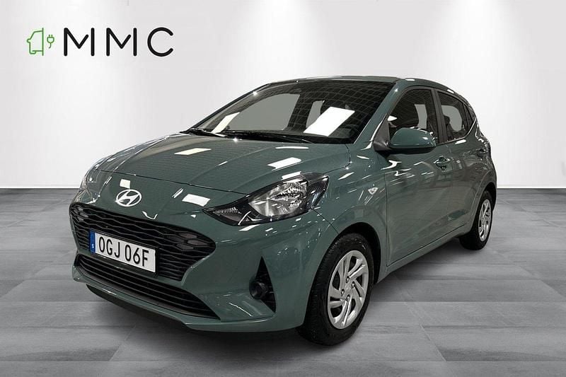 Grön Begagnad 2024 Hyundai i10 Essential Halvkombi | 169 000 kr (Marknadspris) - Bild 1/4