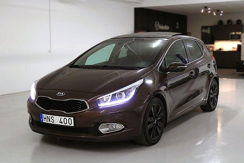 Brun Begagnad 2014 Kia Ceed Halvkombi | 124 900 kr (Lite dyr) - Bild 1/4