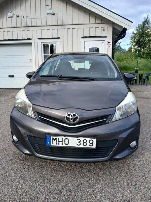 Grå Begagnad 2012 Toyota Yaris Active Halvkombi | 49 900 kr (Marknadspris) - Bild 1/4