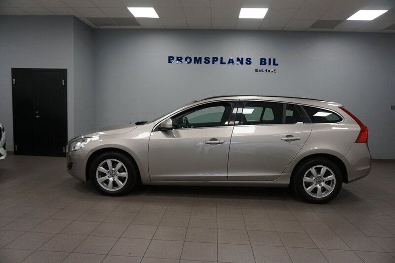 Ljusbrun (brunmetallic) Begagnad 2013 Volvo V60 Momentum Kombi | 109 500 kr (Marknadspris) - Bild 1/4