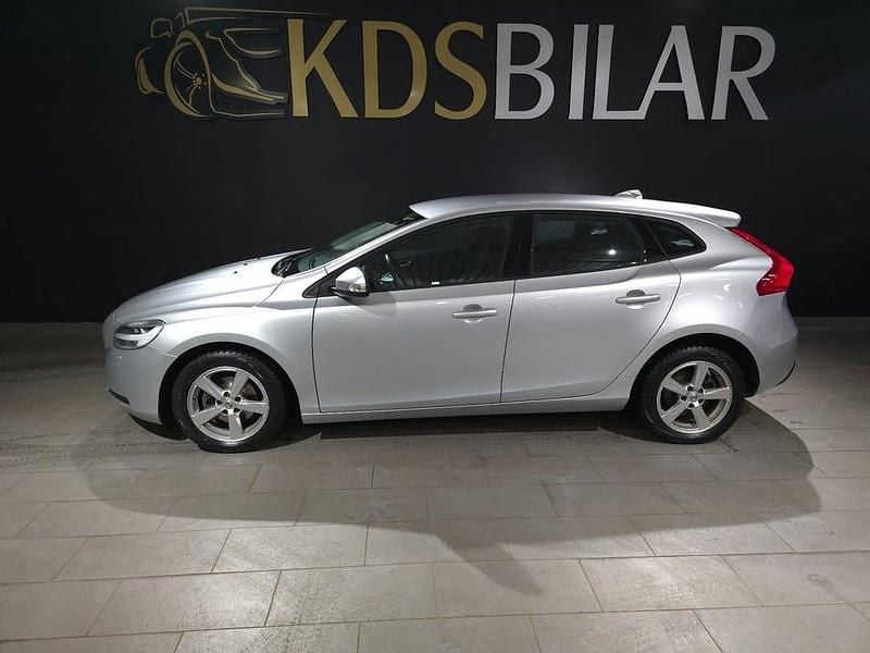 Silver Begagnad 2016 Volvo V40 Kombi | 129 500 kr (Marknadspris) - Bild 1/4