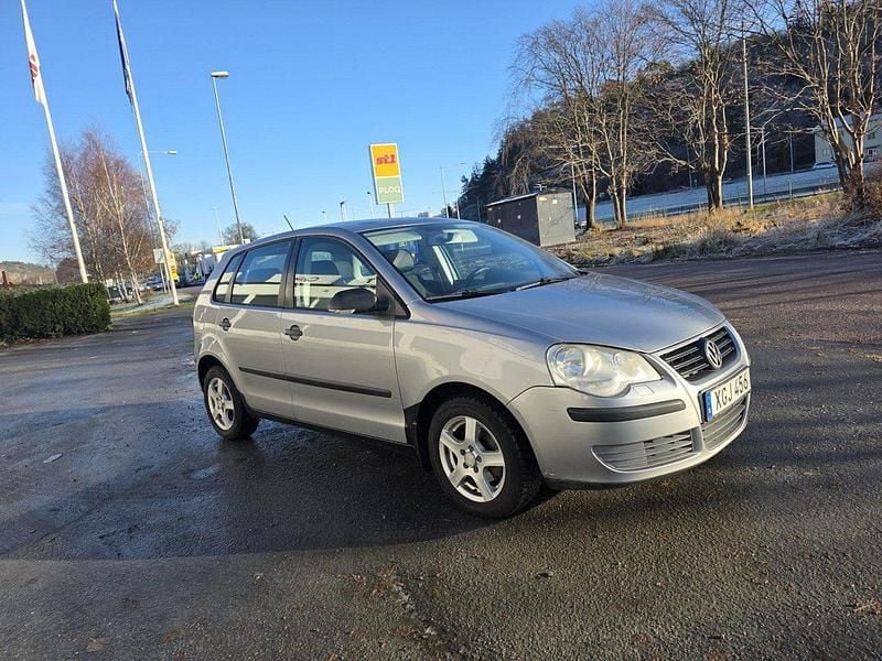 Silver Begagnad 2006 VW Polo Trendline Halvkombi | 20 000 kr (Marknadspris) - Bild 1/4