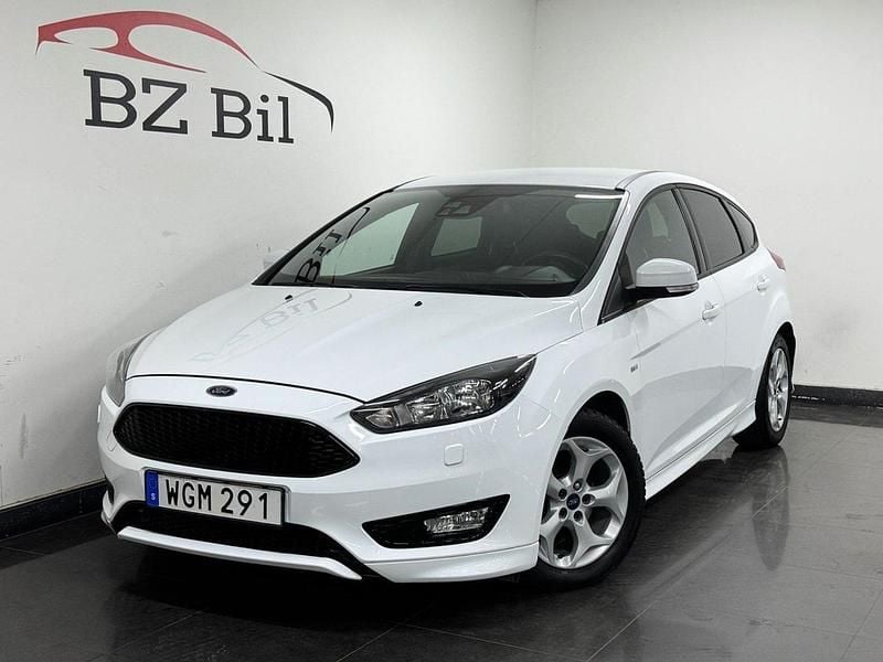 Vit Begagnad 2016 Ford Focus ST-Line Halvkombi | 139 900 kr (Marknadspris) - Bild 1/4