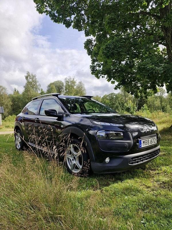Svart Begagnad 2015 Citroën C4 Cactus PureTech Halvkombi | 70 000 kr (Marknadspris) - Bild 1/4