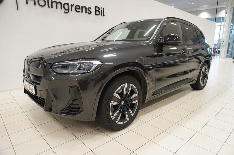 Grå Begagnad 2022 BMW iX3 M Sport SUV | 439 900 kr (Marknadspris) - Bild 1/4