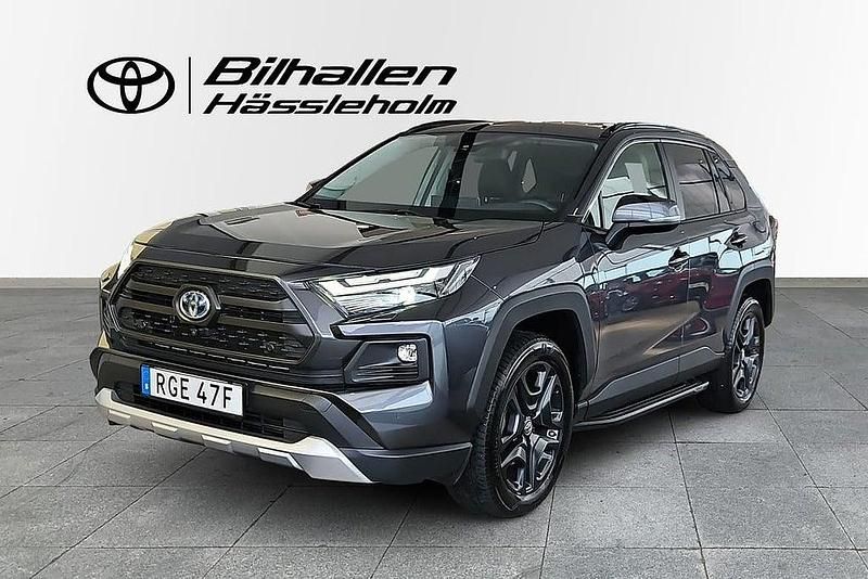 Mörkgrå Begagnad 2022 Toyota RAV4 Hybrid SUV | 399 900 kr (Marknadspris) - Bild 1/4