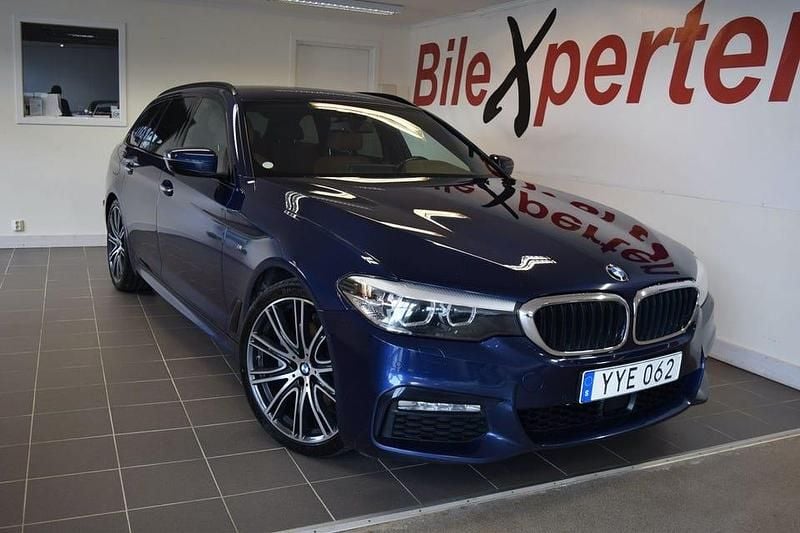 Blå Begagnad 2018 BMW 520 M Sport Kombi | 234 900 kr (Marknadspris) - Bild 1/4