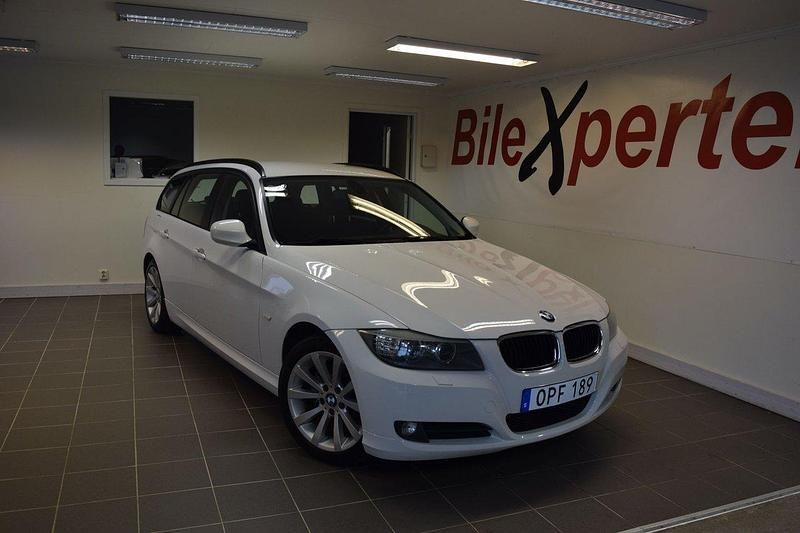 Vit Begagnad 2011 BMW 320 Kombi | 69 900 kr (Marknadspris) - Bild 1/4