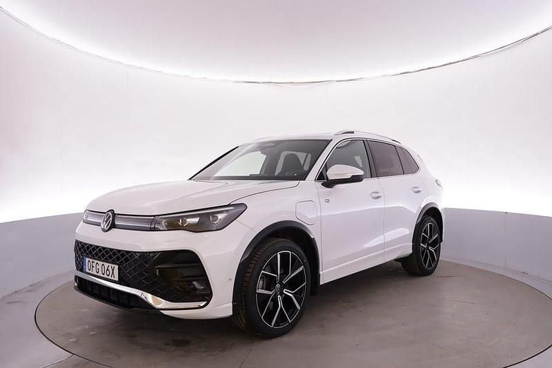 Begagnad VW Tiguan R-line 177 HK (130 kW) 2024 Oryx white pearl SUV