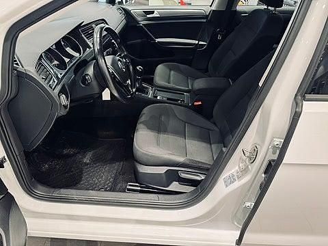 Begagnad VW Golf VII 131 HK (96 kW) 2019 Vit Halvkombi