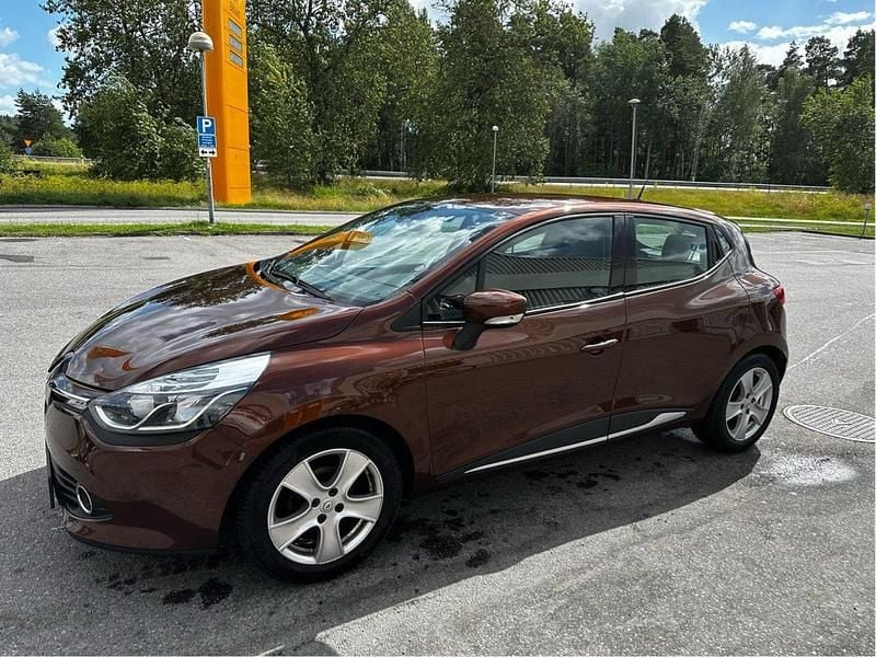 Brun Begagnad 2015 Renault Clio IV Halvkombi | 77 000 kr (Marknadspris) - Bild 1/4