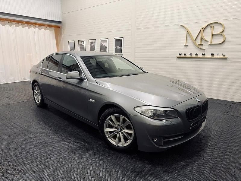 Grå Begagnad 2011 BMW 520 Sedan | 116 900 kr (Marknadspris) - Bild 1/4