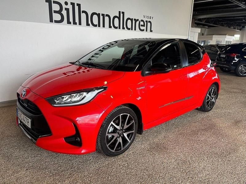 Röd Begagnad 2021 Toyota Yaris Hybrid Edition Halvkombi | 215 000 kr (Marknadspris) - Bild 1/4