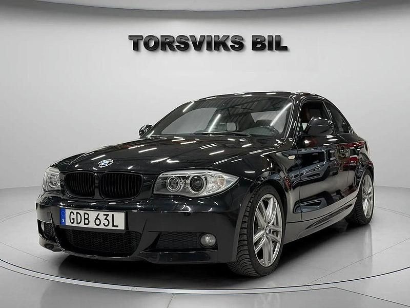 Svart Begagnad 2011 BMW 120 Advantage Halvkombi | 79 900 kr (Marknadspris) - Bild 1/4