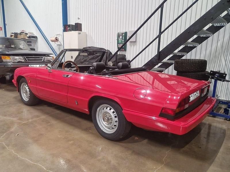 Begagnad Alfa Romeo Spider 126 HK (92 kW) 1985 Röd Cab