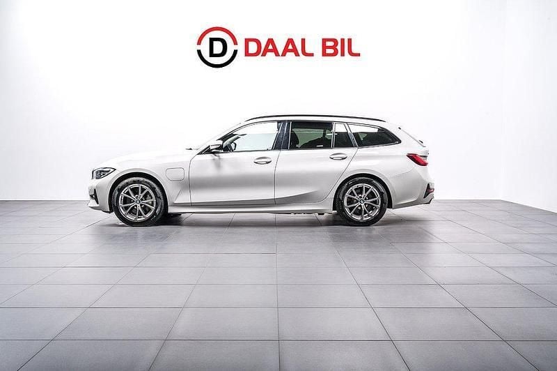 Vit Begagnad 2021 BMW 330e Sport Line Kombi | 244 700 kr (Superpris) - Bild 1/4