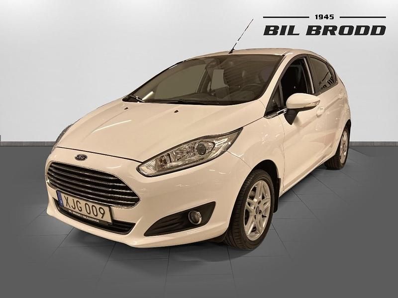 Vit Begagnad 2014 Ford Fiesta Titanium Halvkombi | 94 800 kr (Lite dyr) - Bild 1/4