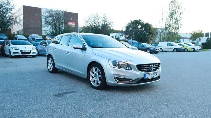 Silver Begagnad 2015 Volvo V60 Summum Kombi | 119 700 kr (Marknadspris) - Bild 1/4
