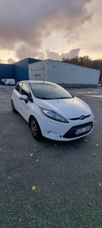 Vit Begagnad 2011 Ford Fiesta Trend Halvkombi | 30 000 kr (Marknadspris) - Bild 1/3