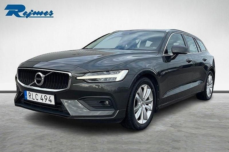 Mörkgrå (pine grey metallic) Begagnad 2018 Volvo V60 Momentum Kombi | 209 800 kr (Bra pris) - Bild 1/4