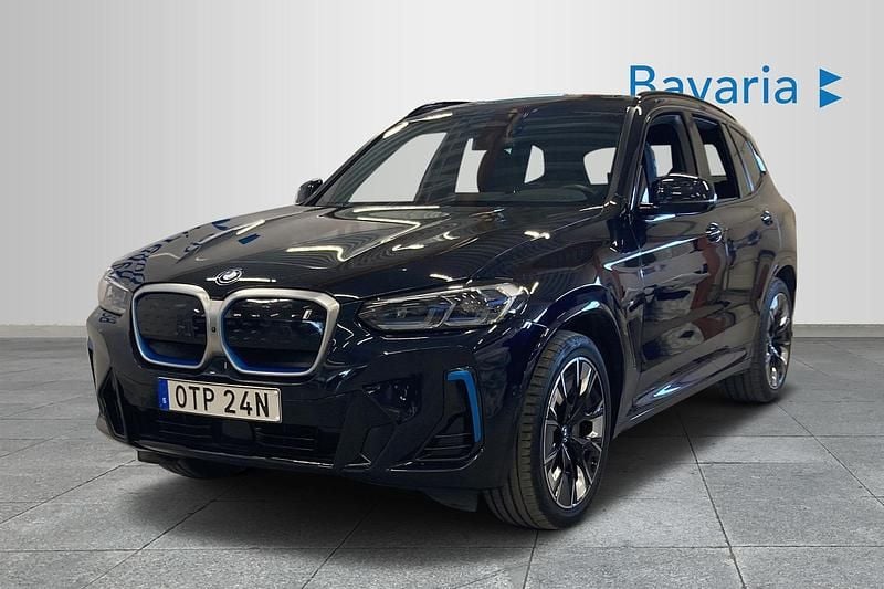 Svart Begagnad 2022 BMW iX3 SUV | 409 800 kr (Marknadspris) - Bild 1/4