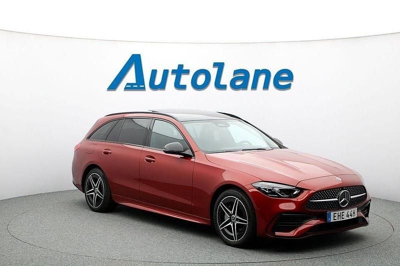Hyacintröd metallic Begagnad 2022 Mercedes C300 AMG Kombi | 439 900 kr (Marknadspris) - Bild 1/2