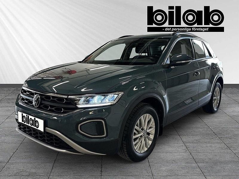 Mörkblå (petroleum blue metallic) Begagnad 2022 VW T-Roc Beats SUV | 208 900 kr (Marknadspris) - Bild 1/4