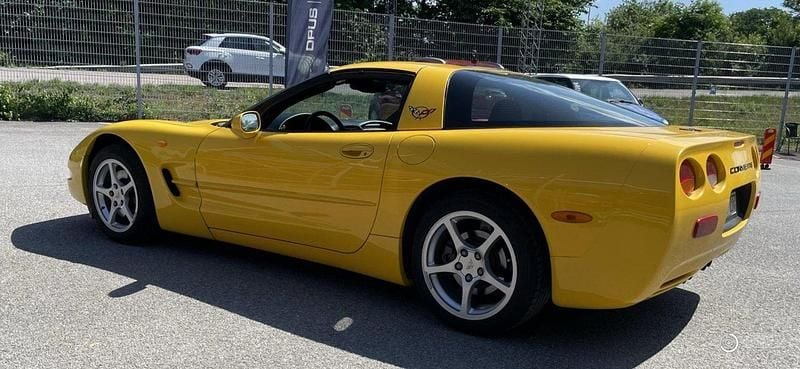 Gul Begagnad 2000 Chevrolet Corvette Sportkupé | 235 000 kr (Marknadspris) - Bild 1/4