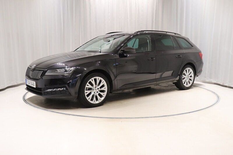 Svart Begagnad 2023 Skoda Superb Kombi | 354 800 kr (Marknadspris) - Bild 1/4